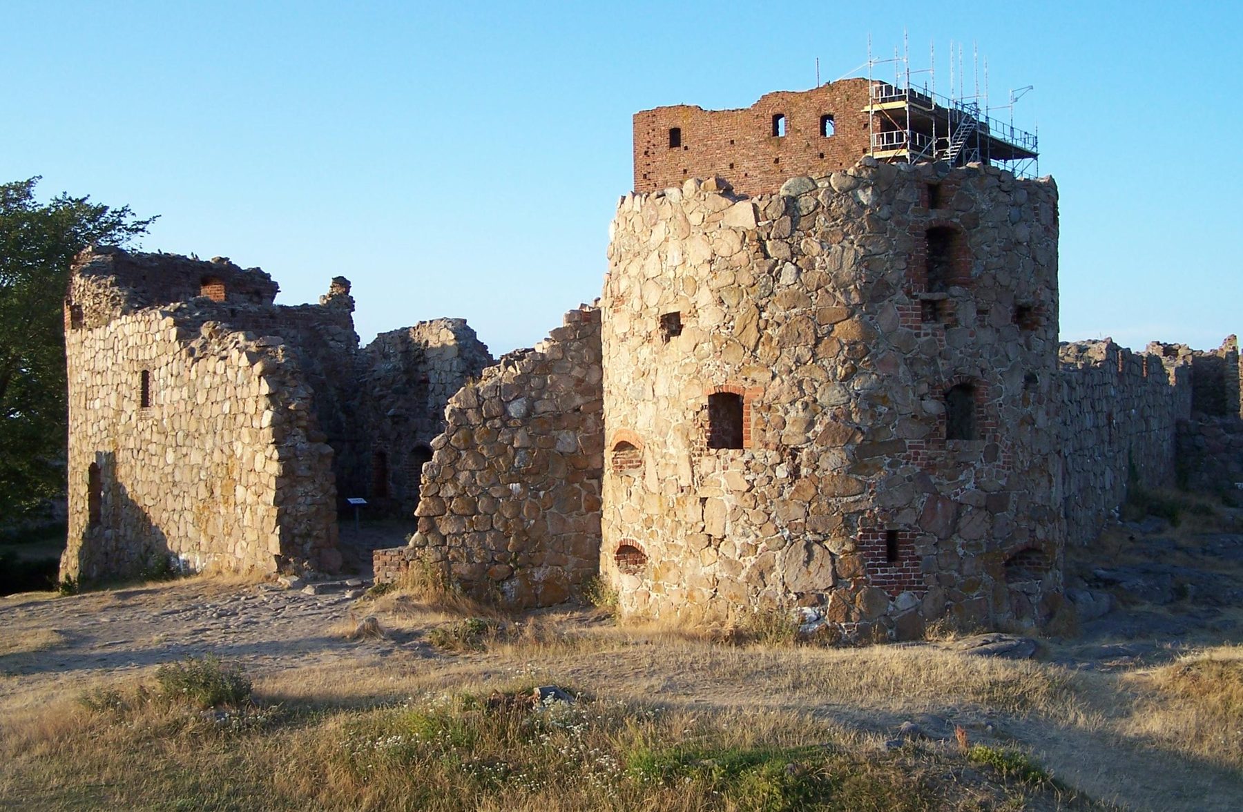 Hammershus borgruin på klipporna ovanför Östersjön