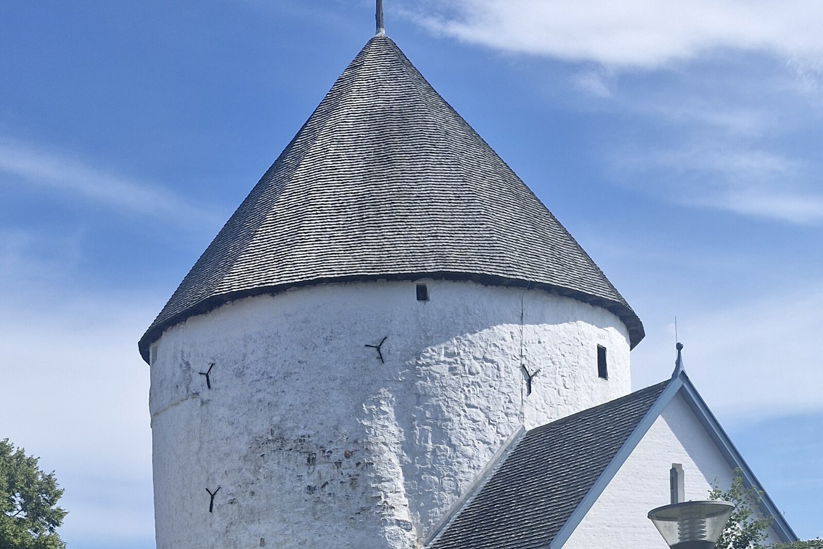 Nylars rundkyrka i sommarljus