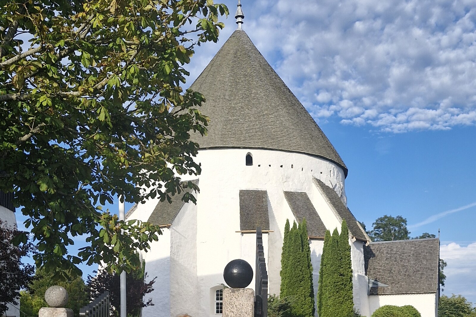 Lena vid Østerlars rundkyrka, 29 juli 2026