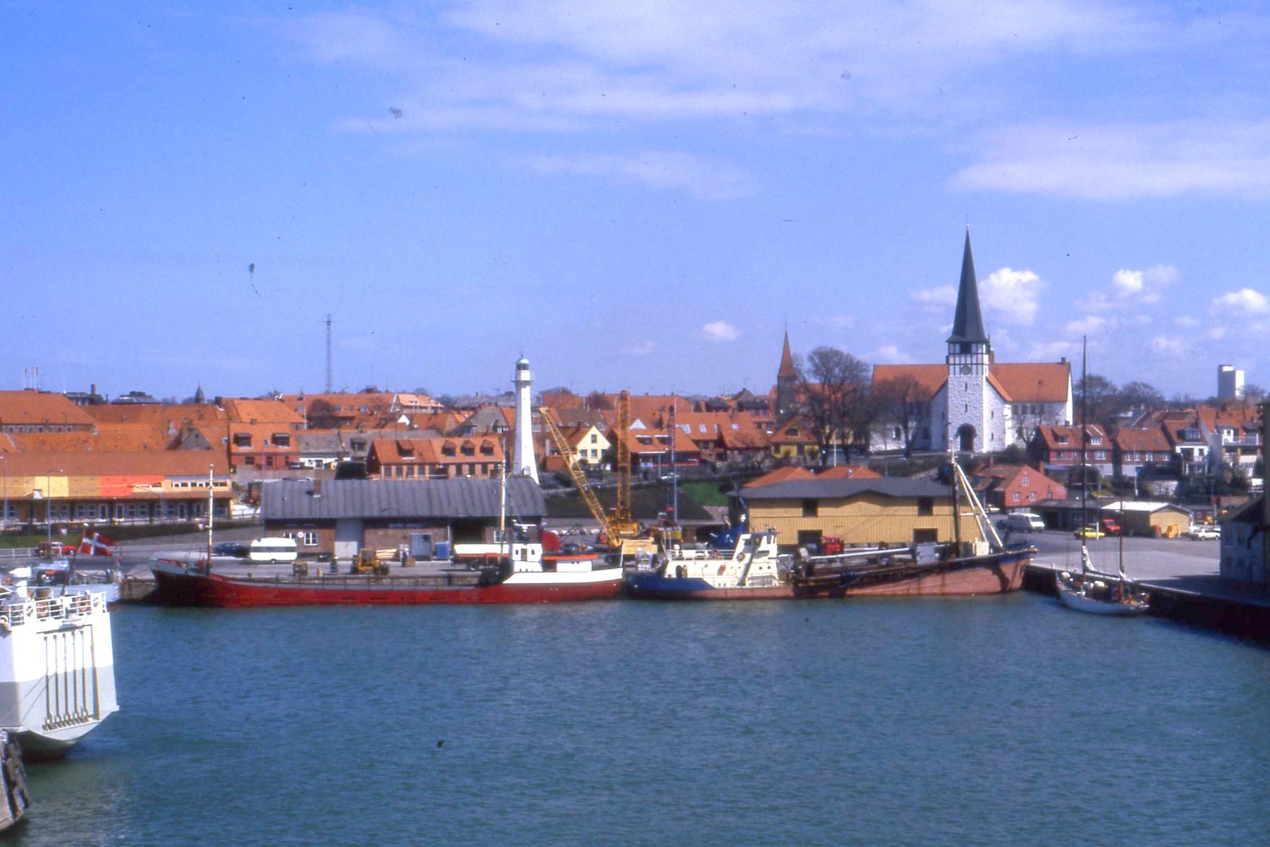 Rønnes hamn och stadssiluett på Bornholm