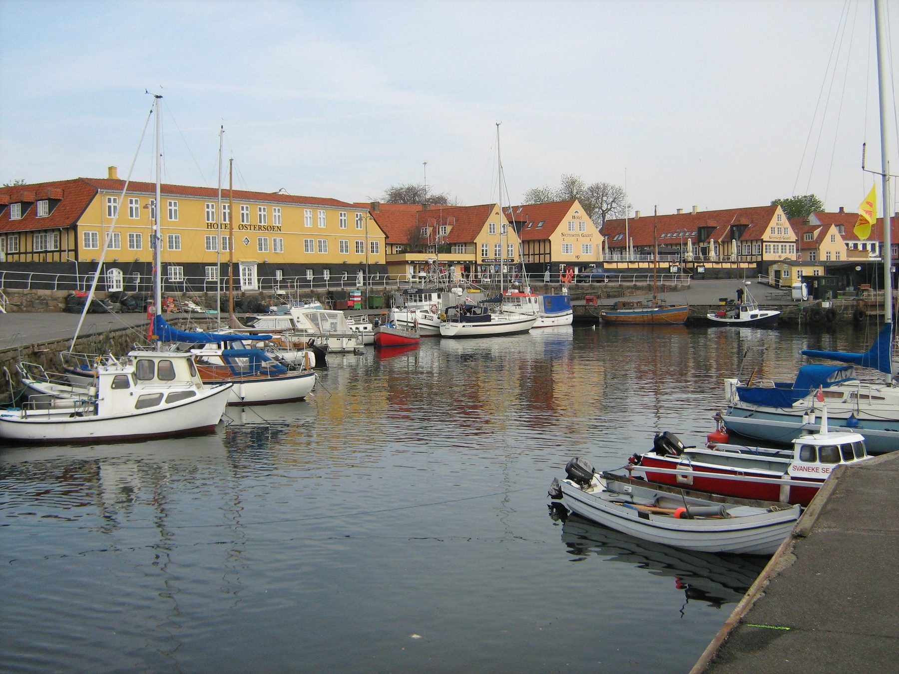Färgstark bornholmsk stadsmiljö som illustration till shoppingstoppet